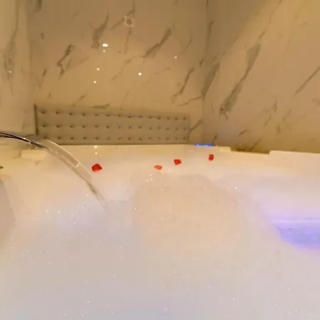 Loveroom Avec Jacuzzi, Instant Detente Apartment *