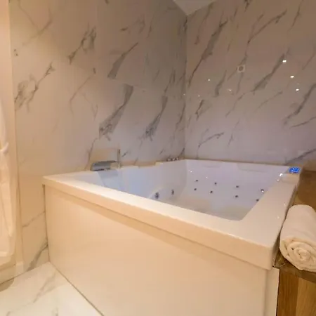 Loveroom Avec Jacuzzi, Instant Detente Apartment *